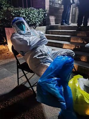 上海3棟公寓樓連夜核酸采樣!醫(yī)護(hù)人員即刻組隊(duì):晚上9點(diǎn),緊急出發(fā)!
